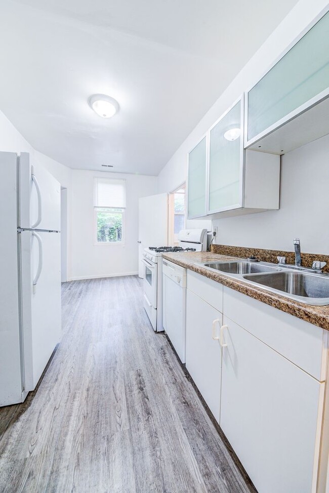 Building Photo - 2400 Mission St