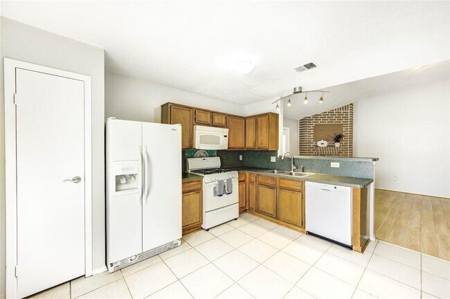 Building Photo - 5207 Beaverhill Dr