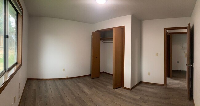 Building Photo - Duplex In Quiet Neighborhood