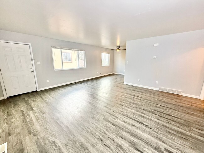 Building Photo - $500 off your 2nd months rent!