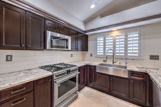 Building Photo - single story upgraded walking distance to park