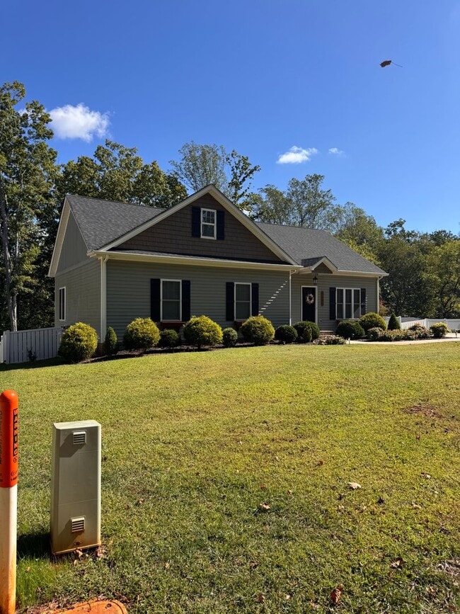 Building Photo - 3 Bedroom || 2 Bathroom Home in Forest