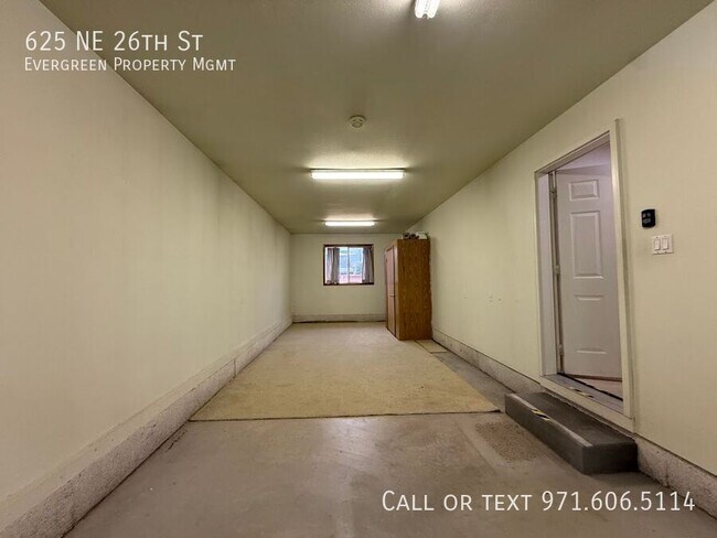 Building Photo - 625 NE 26th St