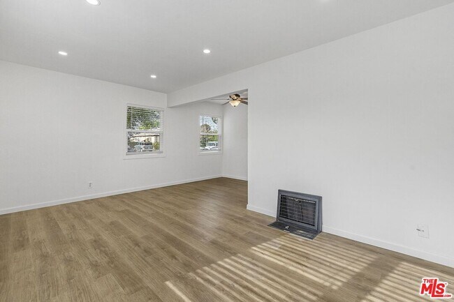 Building Photo - 1326 N Screenland Dr