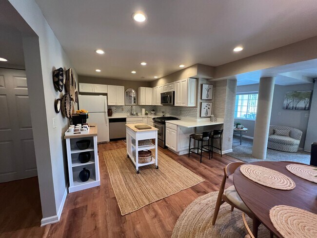 Building Photo - Carriage House