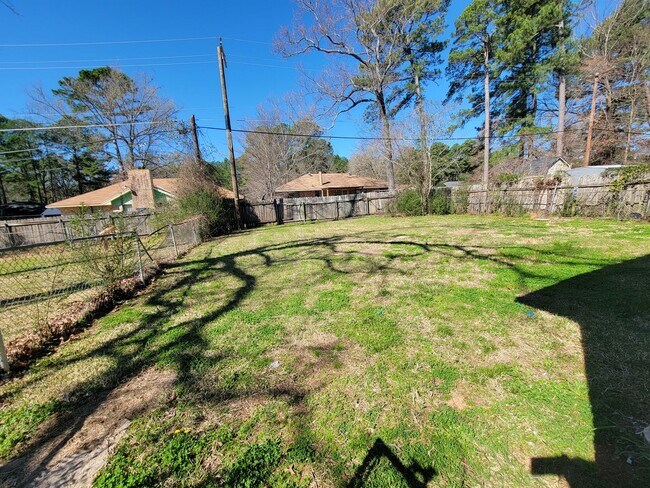 Building Photo - 3 bedroom 1 bathroom $300 OFF 1ST MONTH SPECIAL