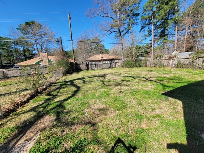 Building Photo - 3 bedroom 1 bathroom