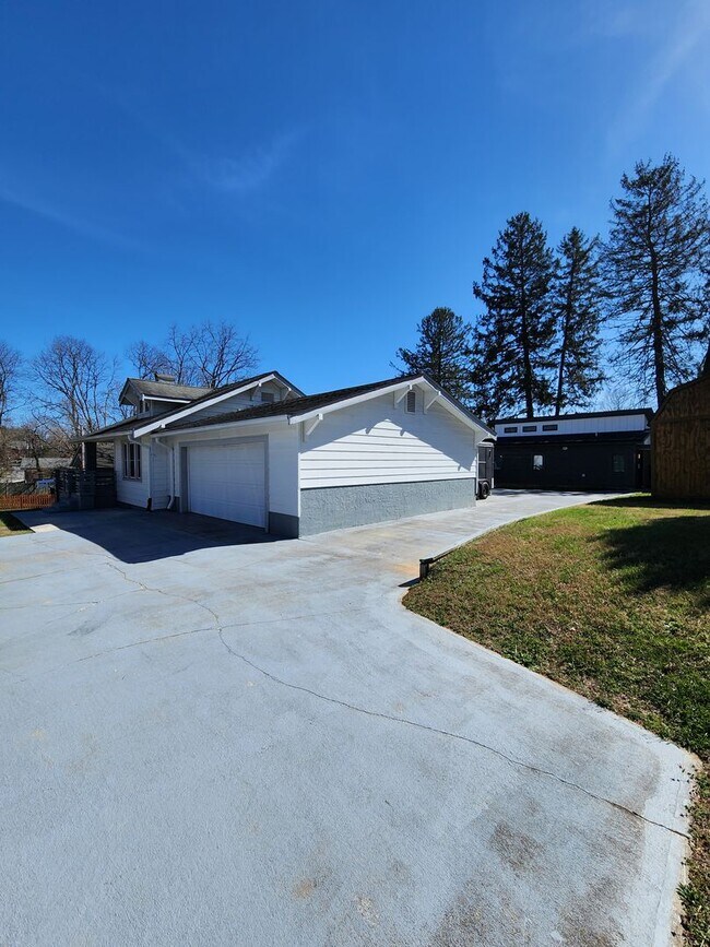 Building Photo - Oakley Rental with Most Utilities Included!