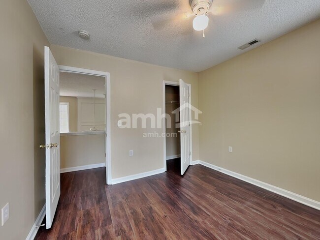 Building Photo - 601 Crossing Dr