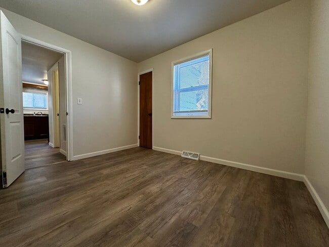 Building Photo - Recently Renovated 3 Bedroom 1 Bath Single...