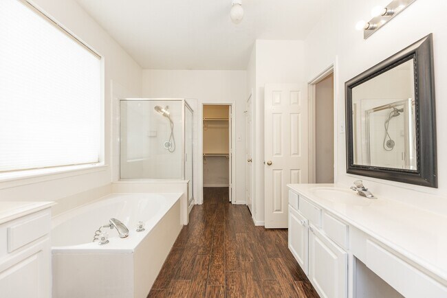 Building Photo - 910 Presley Way