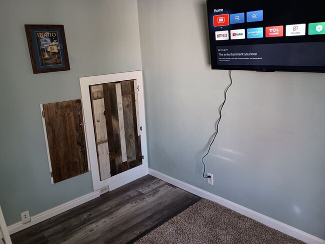 Loft with mini closets but big smart TV - 2914 W Woodlawn Ave