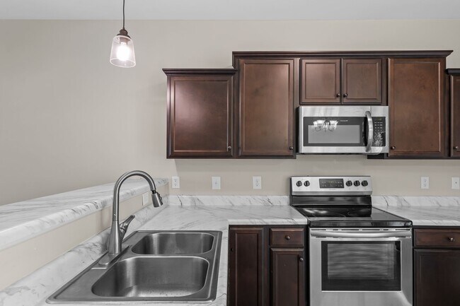 Building Photo - Marshall Farms Townhome Near Piney Green