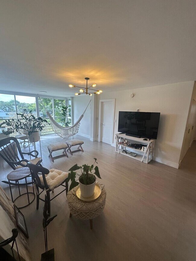 Building Photo - 1811 Sabal Palm Dr