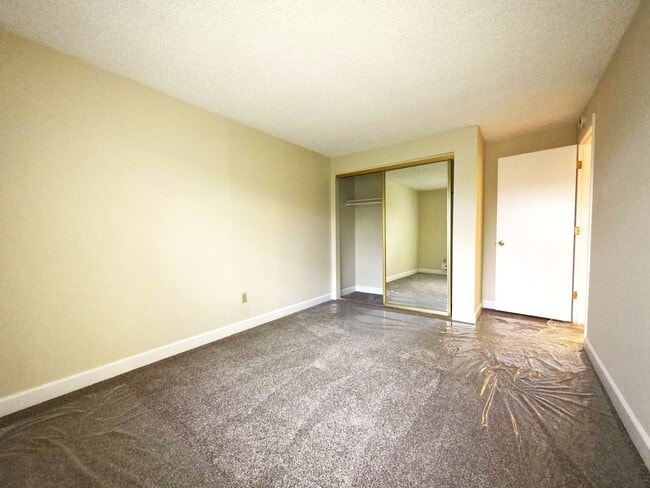 Building Photo - Large 2 bedroom 1.5 bath 2 car garage townhouse new custom flooring and paint throughout with new...