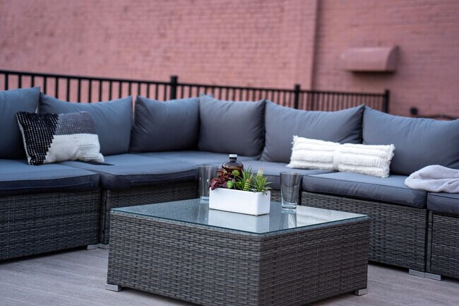 Building Photo - 301 E Walnut St