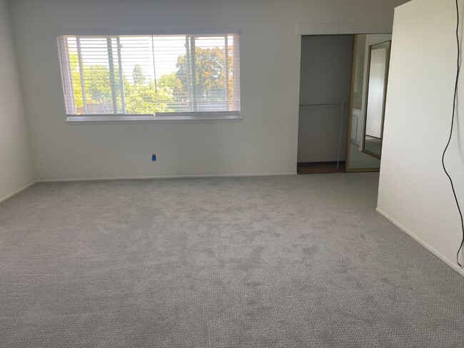 Building Photo - 239 Killdeer Ct