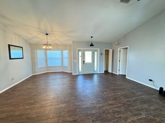 Building Photo - Your Dream Home Awaits! MASSIVE Backyard! ...