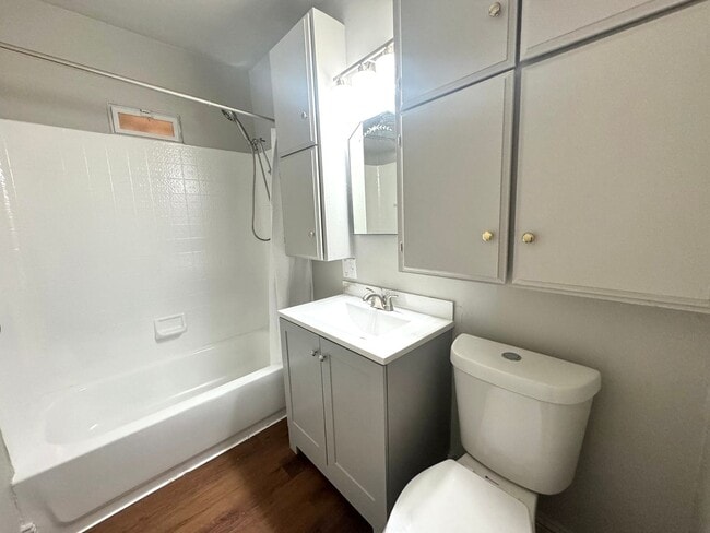 Building Photo - Adorable two-bedroom One-bathroom house located in the Kendall-Whittier neighborhood!