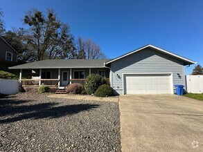 Building Photo - Green area 3 Bedroom 2 Bath with Garage