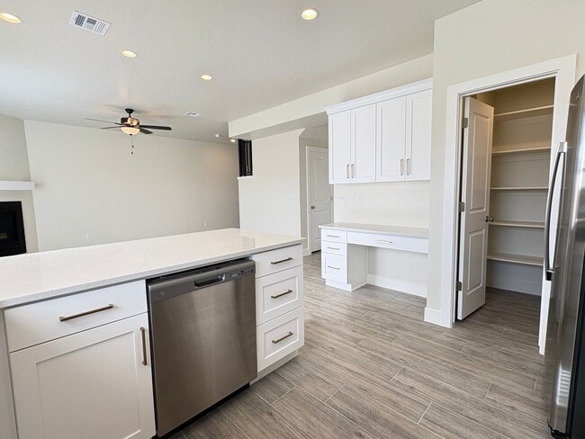 Building Photo - Brand New Townhome