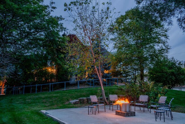 Building Photo - 2002 N Lynndale Dr