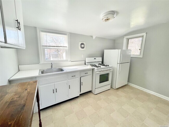 Building Photo - 13 Cleveland Pl