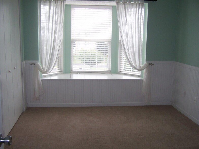 Second Bedroom with double closets - 151 Brookland Ter