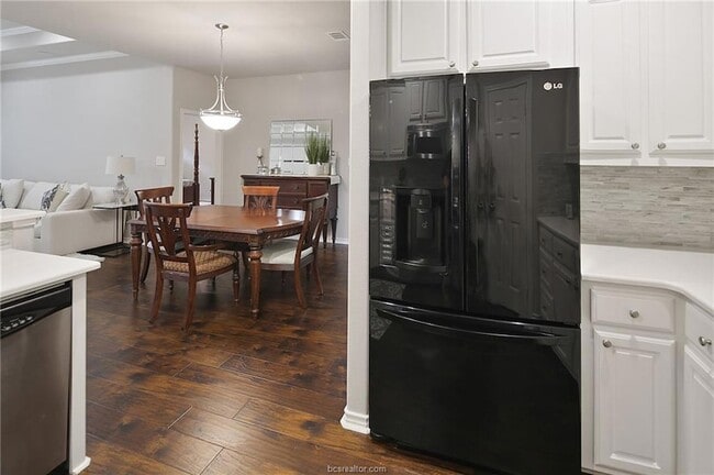 Building Photo - 200 Karten Ln