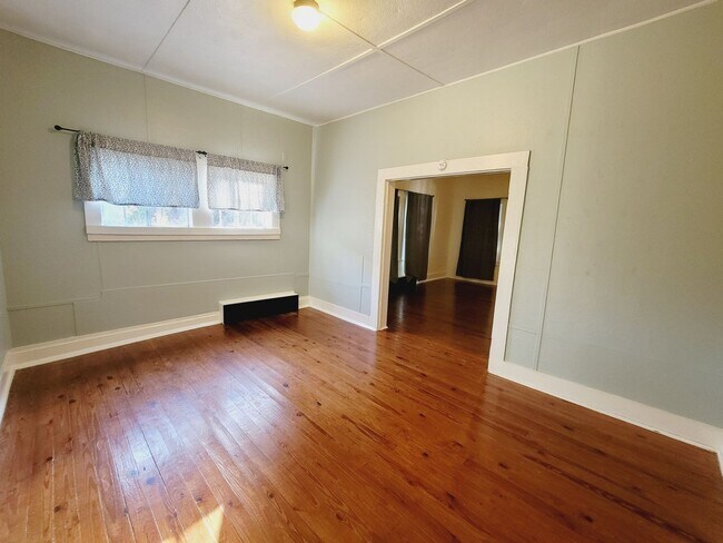 Building Photo - PRIVATE & Spacious 2/1 SE House on 1 Acre w/ Wood Floors, Washer/Dryer, & Screened Porch! Avail N...