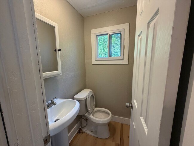 Building Photo - 4224 Fairview Dr
