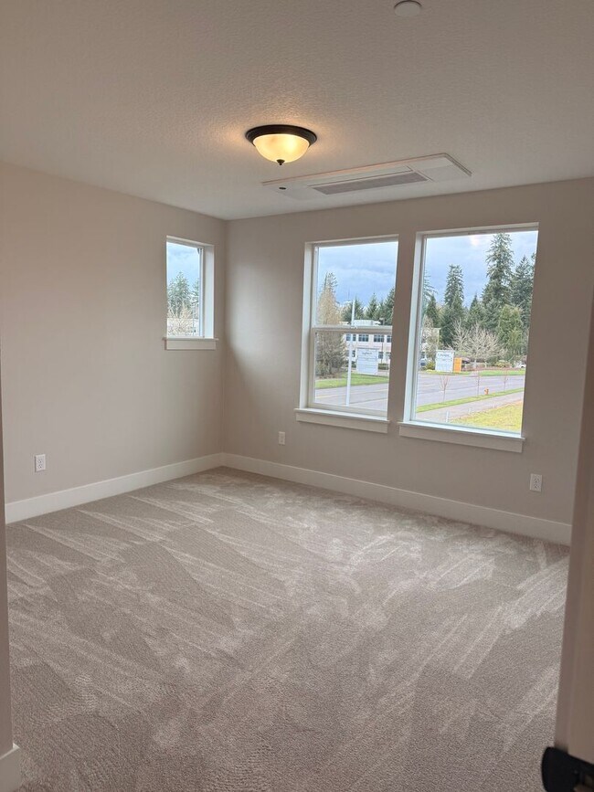 Building Photo - Gorgeous 3 Bedroom with Loft and Bonus Room! High Ceilings! Pantry! Keyless Entry! Double Oven & ...