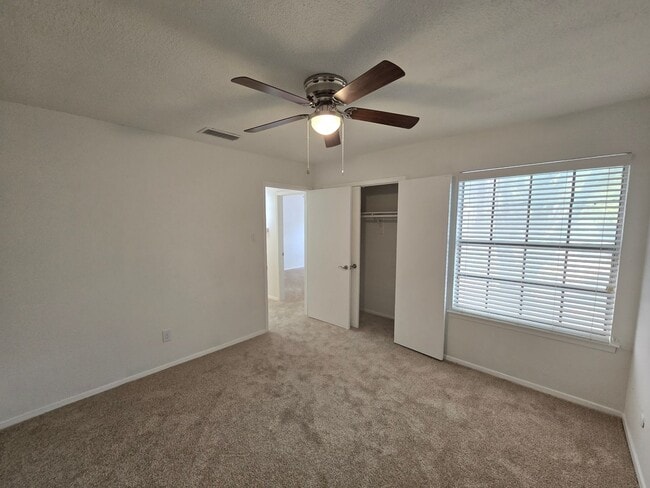 Building Photo - Updated Townhome Condo in Prime Location!