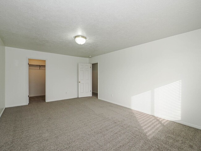 Building Photo - 2 Bedroom, 2 Bathroom Home