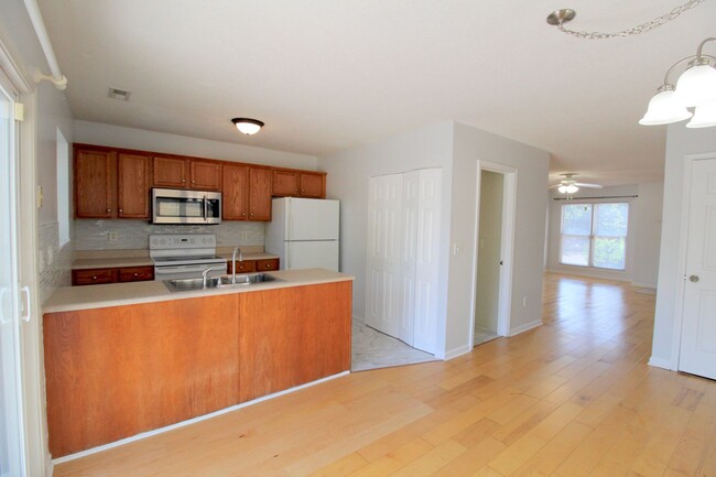 Building Photo - 869 Camelot Ln