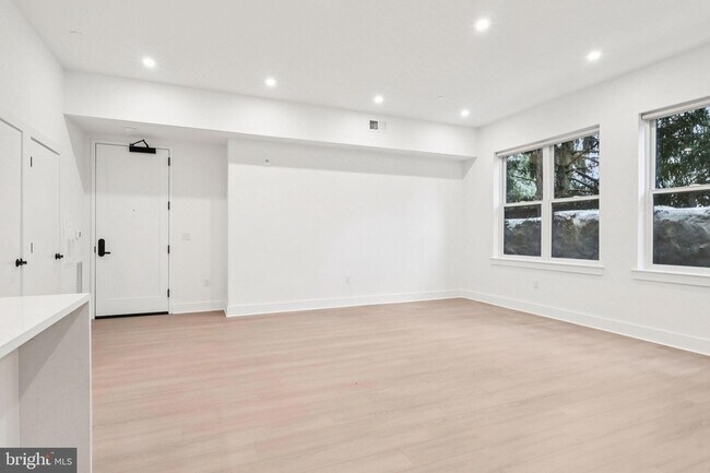 Building Photo - 30 W Allens Ln