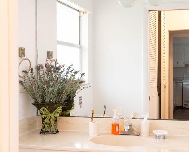 Building Photo - 228 Down E Ln