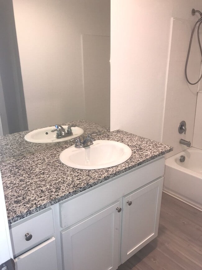 Building Photo - Beautiful home with great amenities!