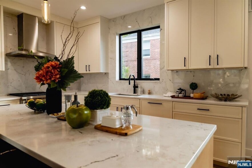 Building Photo - 401 Grand Ave