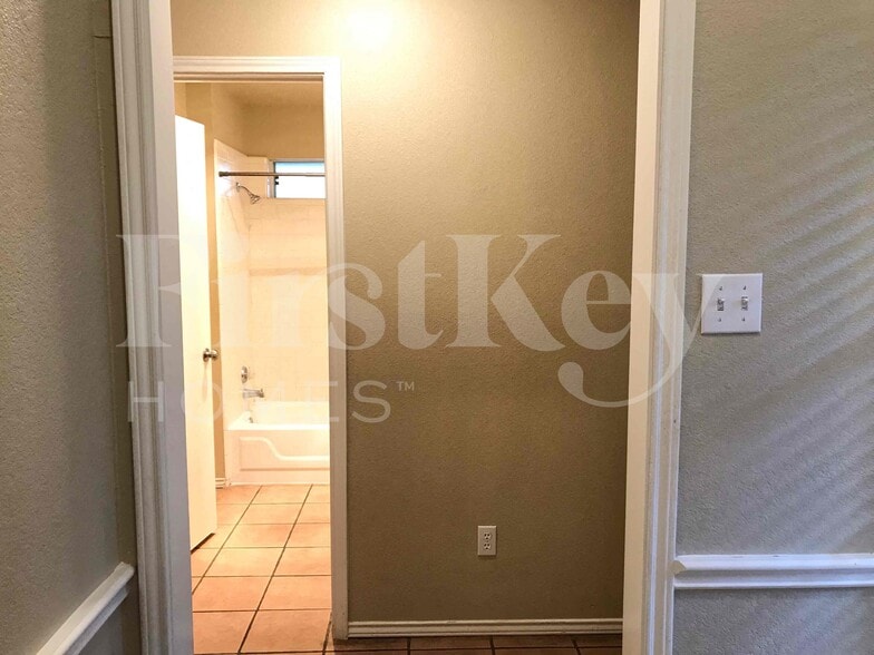 Building Photo - 1371 Gainsborough Way