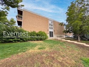 Building Photo - 2 bed/1 bath Spacious Condo with Modern Amenities