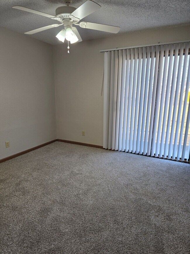 Building Photo - 1 Bedroom 1 Bathroom Apartment in the heart of Osage Beach!!