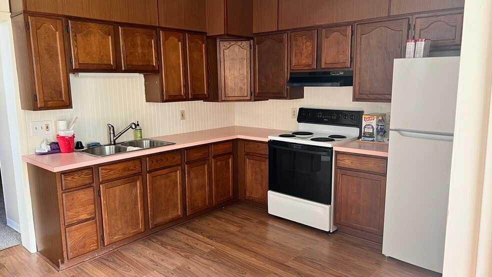 Full Kitchen with washer dryer hook up - 560 Walnut St