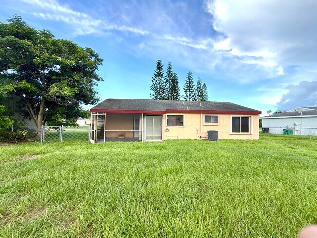 Building Photo - 1957 SE Avanti Cir