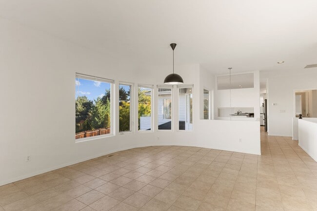 Building Photo - Beautiful 3 Bedroom 3 Bathroom Home With Stunning Views