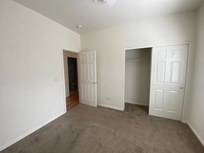 Building Photo - 3 Bedroom home in quiet neighborhood