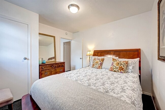 Building Photo - 6018 Berendo St