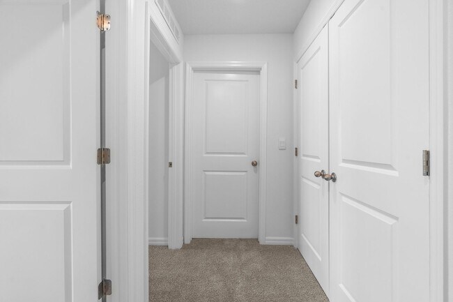 Building Photo - Townhouse at Laurel Commons