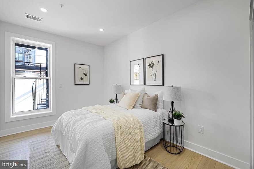 Building Photo - 616 Kenyon St NW