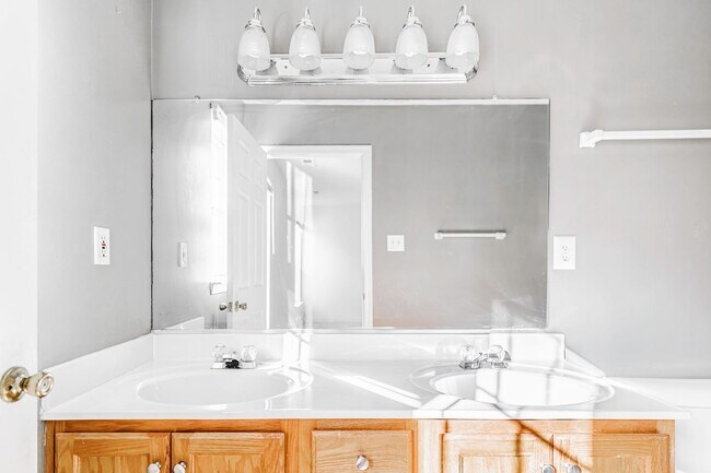 Building Photo - Gorgeous Luxury Townhome for rent